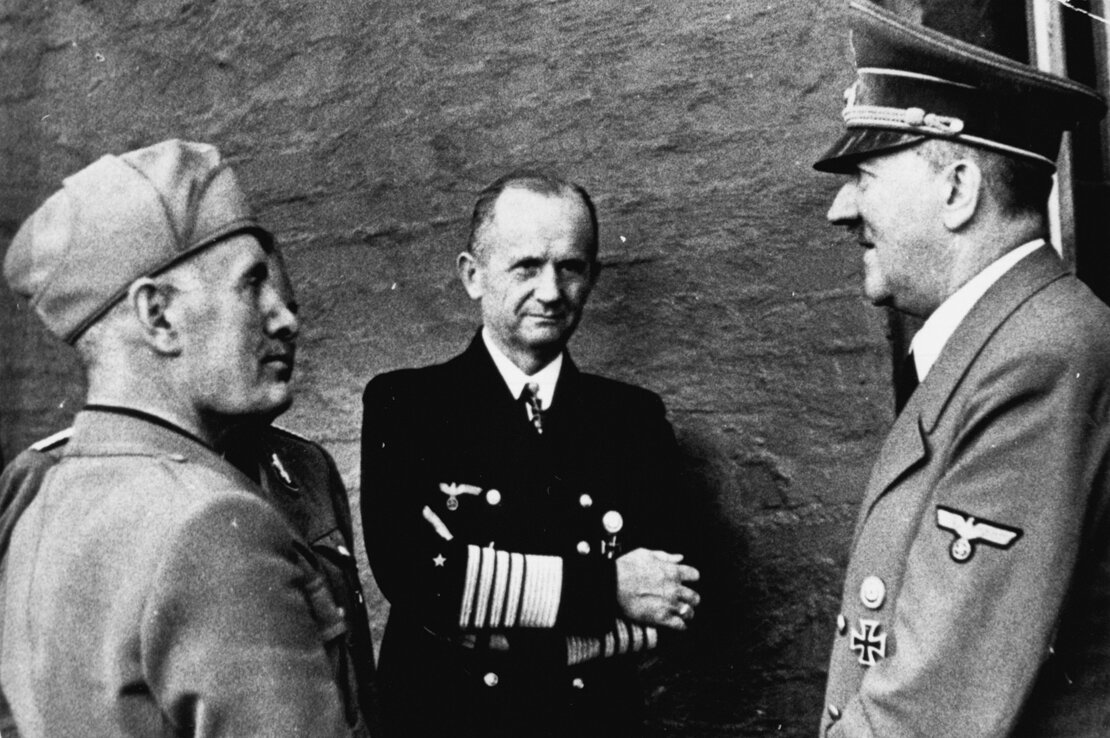 Besuch Benito Mussolinis bei Adolf Hitler in dessen „Wolfsschanze“, 20. Juli 1944, in der Mitte ist Karl Dönitz, der Oberbefehlshaber der Kriegsmarine, zu sehen. Foto: akg-images / picturedesk.com
