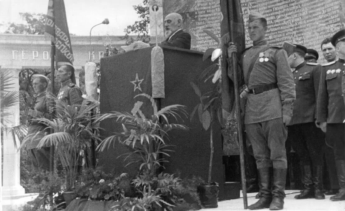 Rede von Staatskanzler Karl Renner bei der Denkmalenthüllung, 19.8.1945, Fotografie von Franz Blaha, Verein für Geschichte der Arbeiter_innenbewegung
