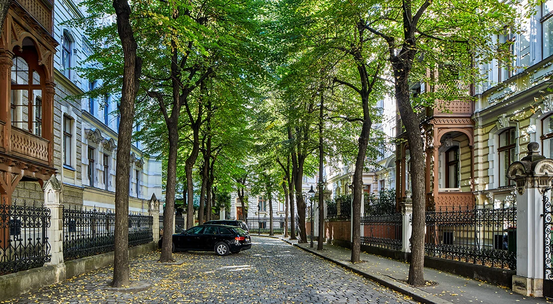 Wien, Margaretenhof. Der gefasste Stadtraum als öffentlicher Raum bietet die beste Bühne auch für das private Wohnen – es müssen nicht immer Klötzchen aufgelockert im grünen Nirwana sein. Foto: Maximilian Meisse