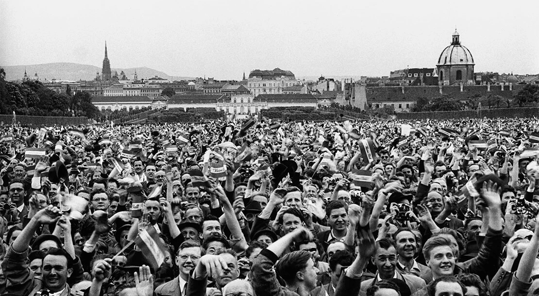 Erich Lessing: Jubelnde Menschen vor dem Schloss Belvedere, 15. Mai 1955, APA Picturedesk