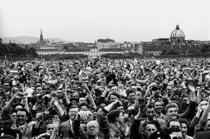 Erich Lessing: Jubelnde Menschen vor dem Schloss Belvedere, 15. Mai 1955, APA Picturedesk