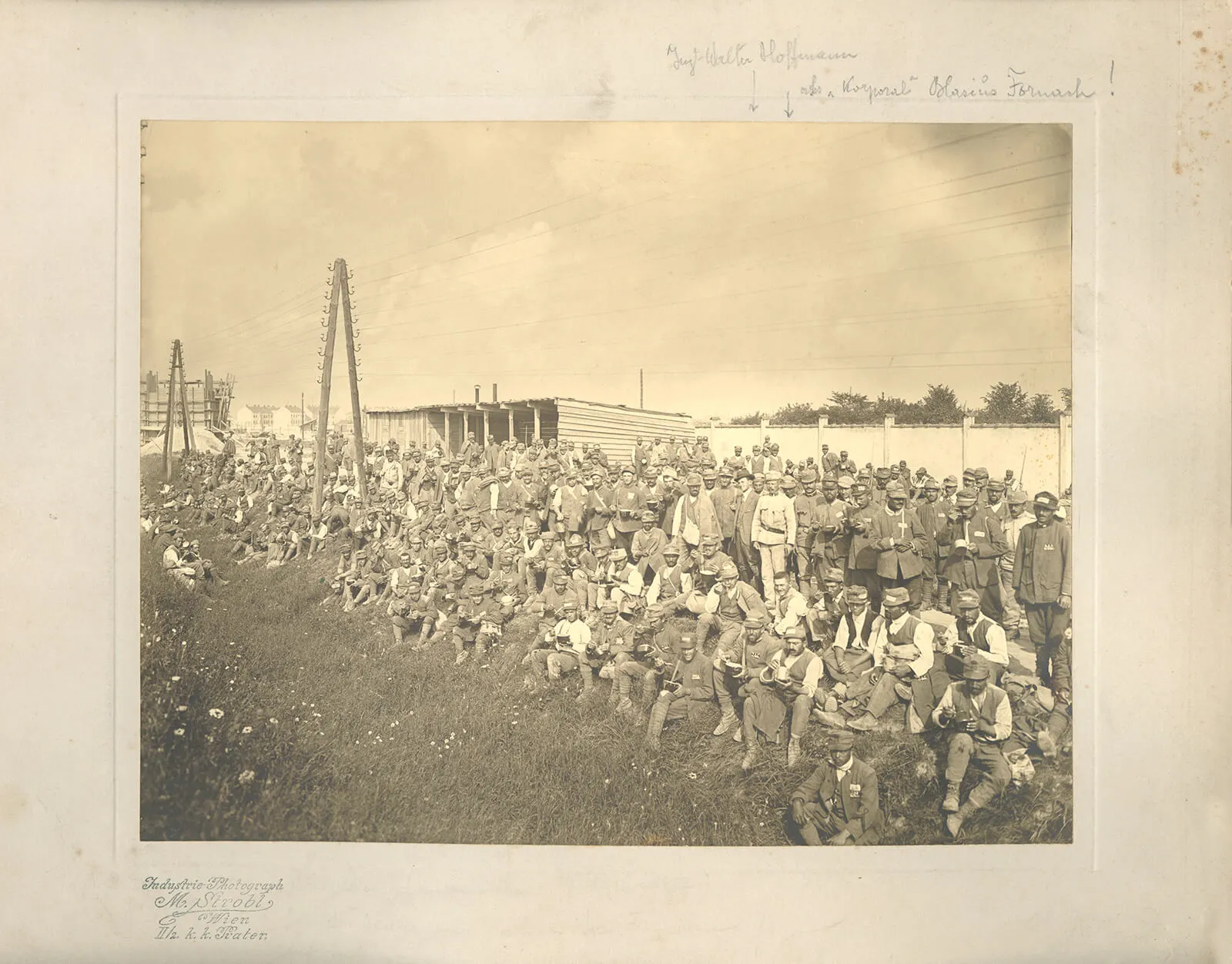 Italienische Zwangsarbeiter, die beim Bau der „Jedlersdorfer Schleife“ als Verbindung zwischen der damaligen Nordwestbahn und der Kaiser-Ferdinand-Nordbahn eingesetzt wurden, 1916, Photoinstitut Bonartes  