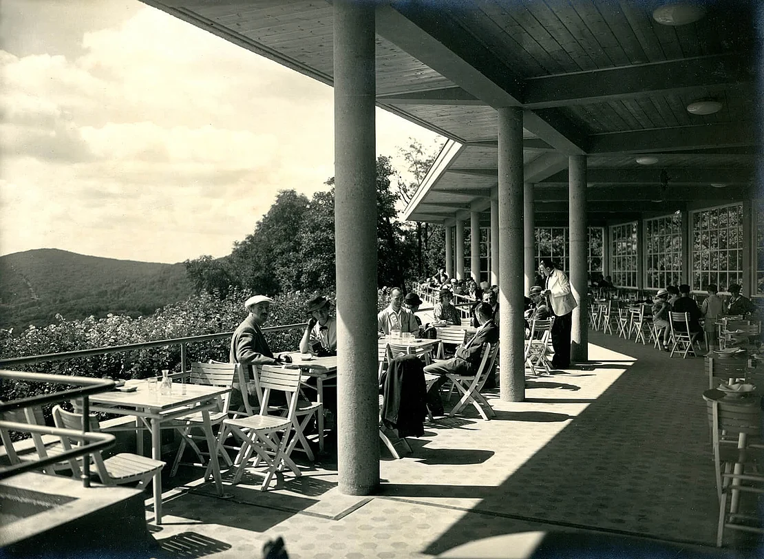 Mittlere Terrasse, aus: Fotoalbum Kahlenberg Restaurant 1935–1936. Privatbesitz, Reproduktion Christian Hlavac  