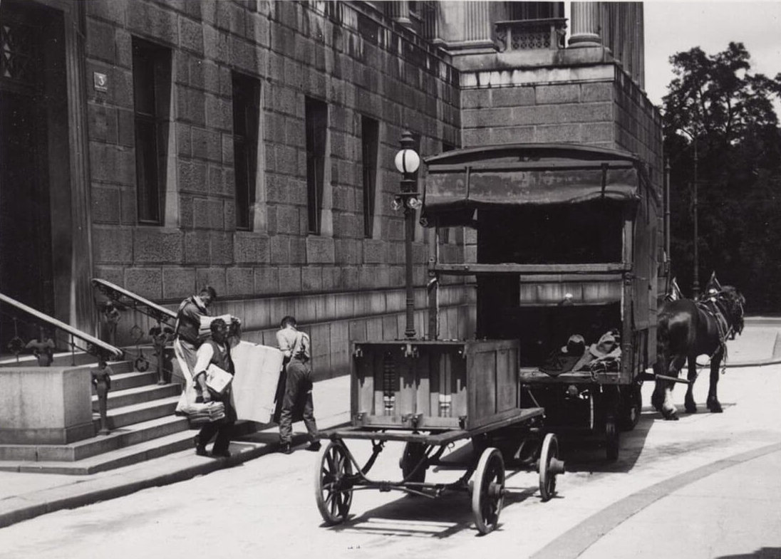 Juni 1934: „Der Auszug der christlich-sozialen Partei aus dem Parlament wurde Samstag mittag durchgeführt. Handfeste Möbelpacker beim Abtransport der schweren Kisten, die vollgepackt mit Aktenmaterial, zur Verladung kamen.“ Foto: Dietrich & Co, Wien Museum, Inv.-Nr. 55406/197  