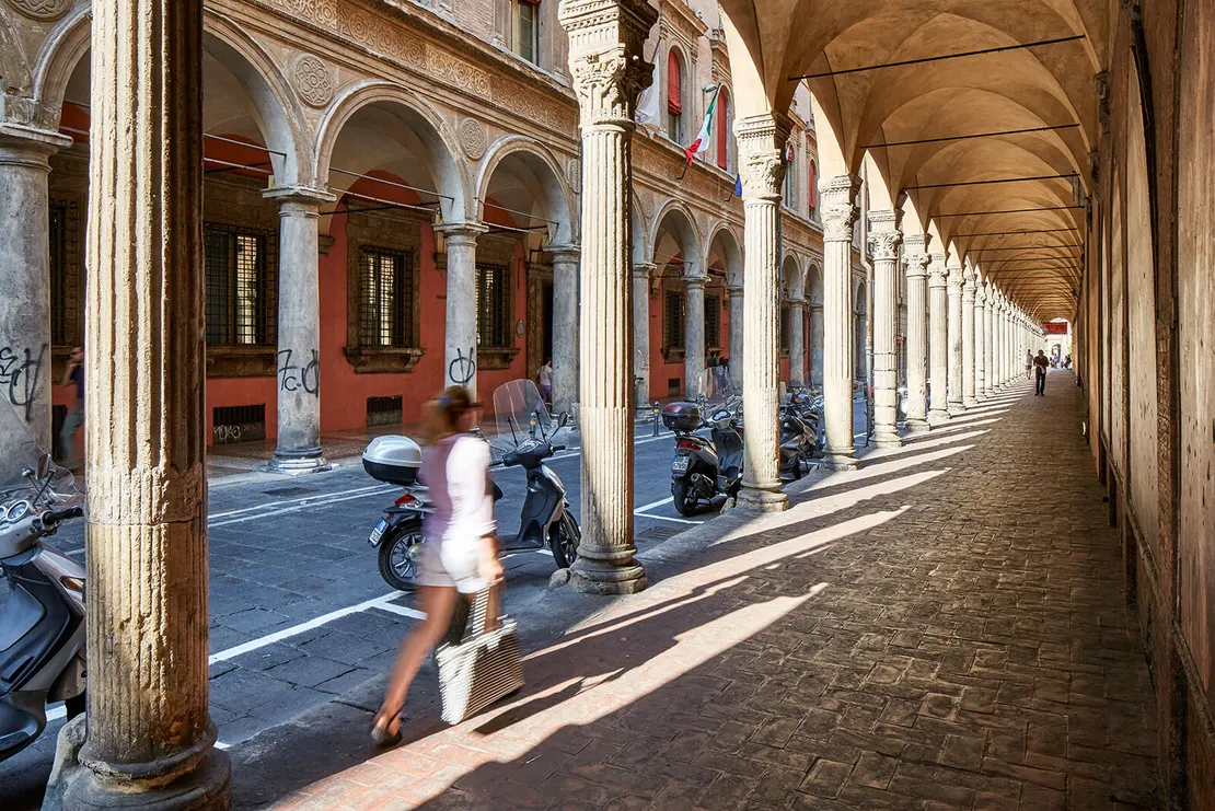 Bologna, Via Zamboni. Die Stadtstraße bildet einen Raum der Bewegung – vor allem für Fußläufige, aber auch andere Fortbewegungsmittel. Foto: Maximilian Meisse