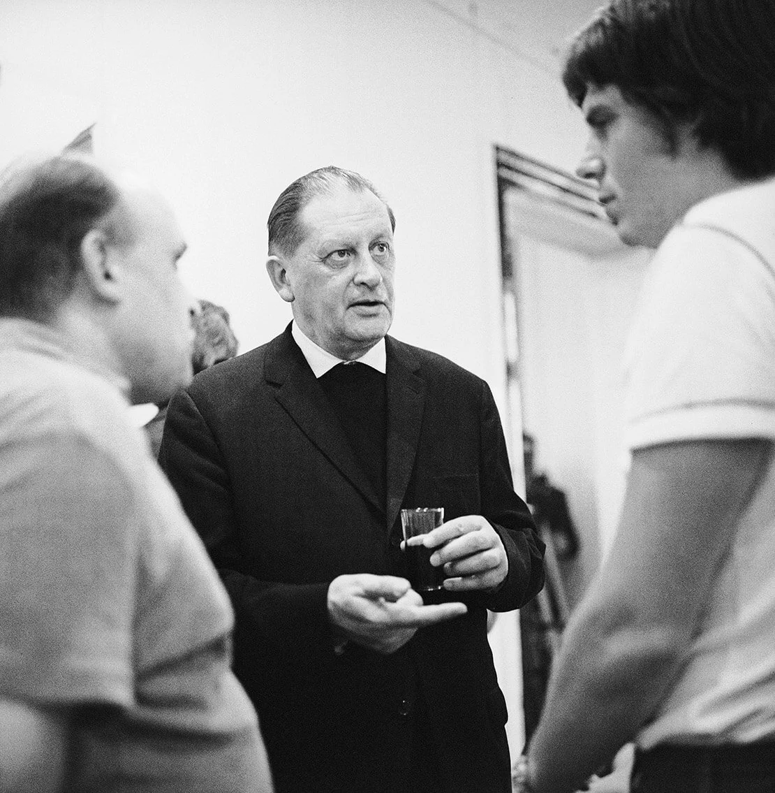 Galerist Monsignore Otto Mauer, 1970, links Oswald Oberhuber, der später als Rektor der Angewandten Beuys nach Wien holen wollte, Foto: Barbara Pflaum / Imagno / picturedesk.com   