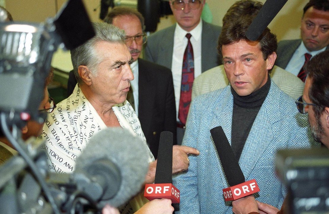 Der schwerverletzte Wiener Bürgermeister Helmut Zilk erhält im AKH Besuch von Jörg Haider, 14. Dezember 1993, Foto: Georges Schneider / APA-Archiv / picturedesk.com 
