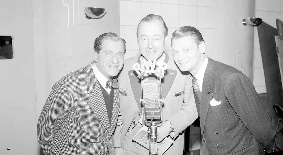 Erste Sendung der Reihe „Die 3 Musketiere“ von Radio „Rot-Weiß-Rot“ in Wien am 5. Oktober 1951 mit Karl Farkas, Heinz Rühmann und Heinz Conrads (v.l.). Foto: United States Information Service / ÖNB-Bildarchiv / picturedesk.com