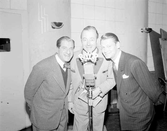 Erste Sendung der Reihe „Die 3 Musketiere“ von Radio „Rot-Weiß-Rot“ in Wien am 5. Oktober 1951 mit Karl Farkas, Heinz Rühmann und Heinz Conrads (v.l.). Foto: United States Information Service / ÖNB-Bildarchiv / picturedesk.com