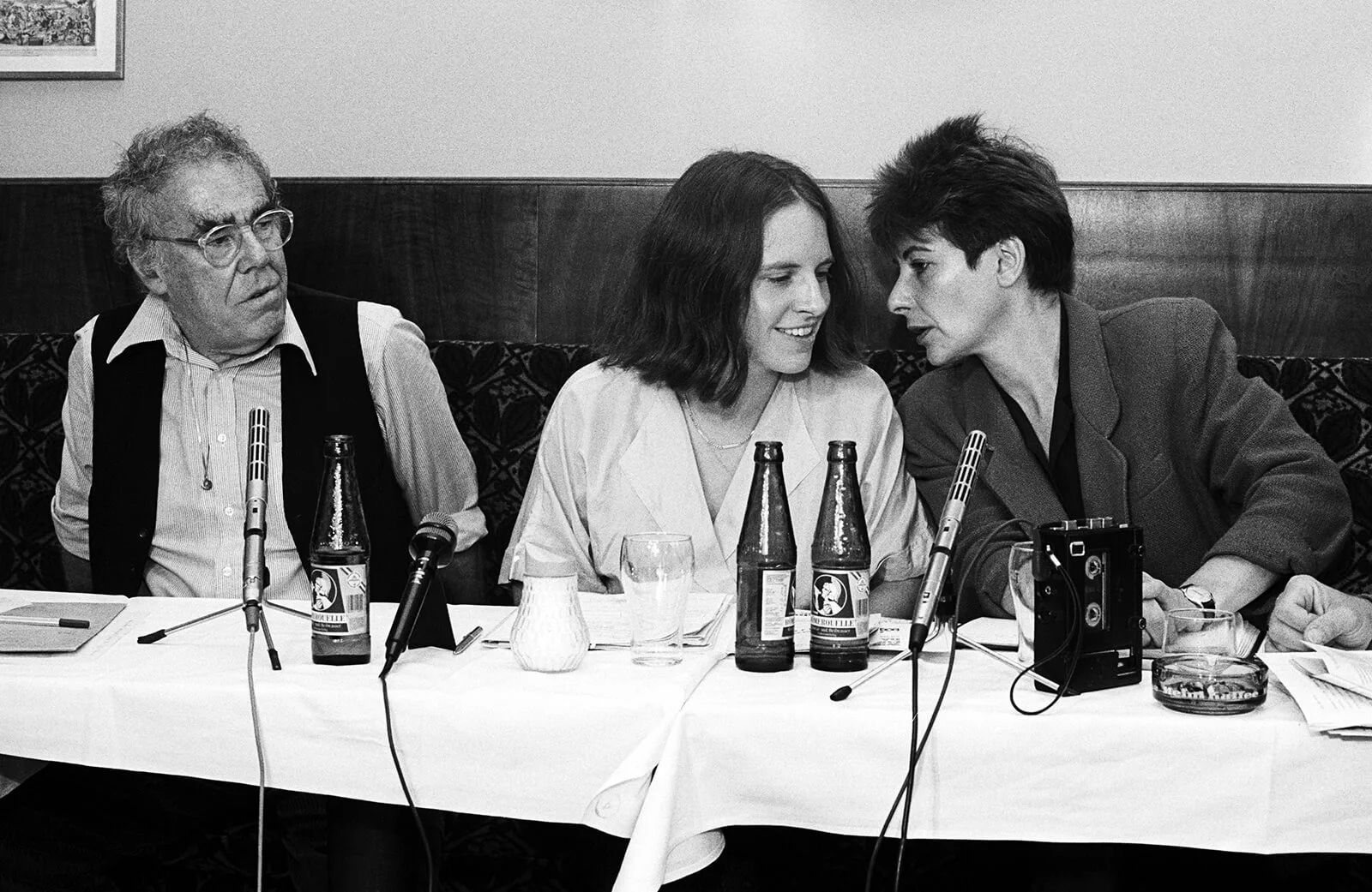 Erica Fischer (r.) bei einer Pressekonferenz mit dem/der Grün-Politiker/in Günther Nenning und Andrea Komlosy am 9. Oktober 1986, Foto: Robert Jäger / APA-Archiv / picturedesk.com  