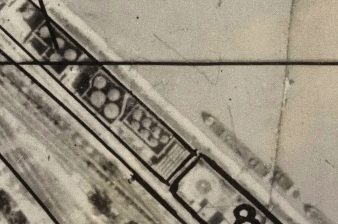 Das britische Luftbild aus der zweiten Junihälfte 1944 zeigt die dem obigen Plan entsprechenden Splitterschutzmauern um die Öltanks des Benzolverbands. Die Arbeiten daran hatten wahrscheinlich schon im Oktober 1943 begonnen. Quelle: WStLA  