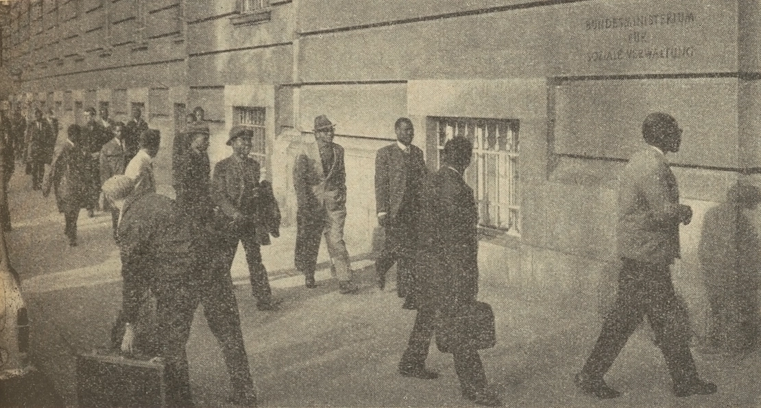 Bildungsmigrant:innen protestieren vor dem Sozialministerium in Wien, 1964, Foto: Fred Riedmann, Österreichische Nationalbibliothek, Wien  