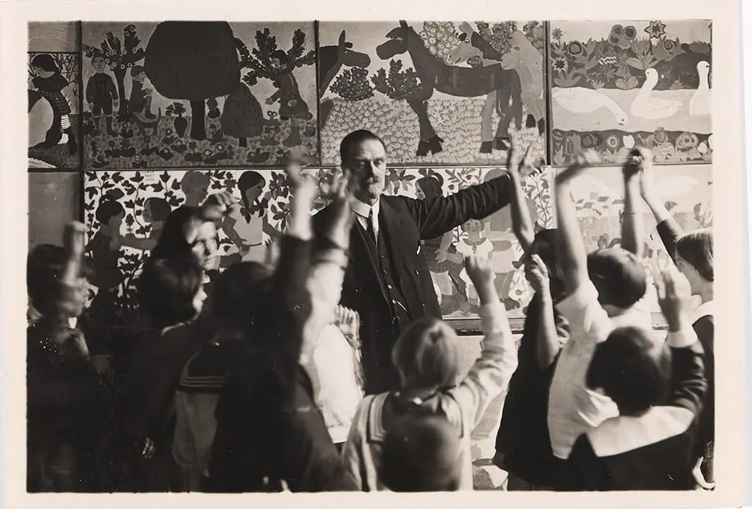 Franz Čižek mit Kindern der Jugendkunstklasse, Fotografie von Rudolf Johann Bohl, 1934, Wien Museum  
