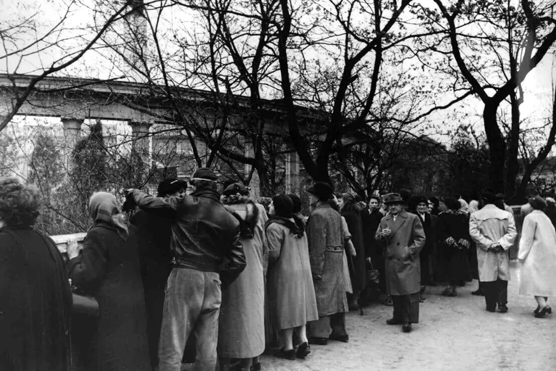 Schaulustige nach dem Mordfall Faber beim Denkmal der Roten Armee, 20.4.1958, Fotografie von Albert Hilscher, ÖNB Bildarchiv