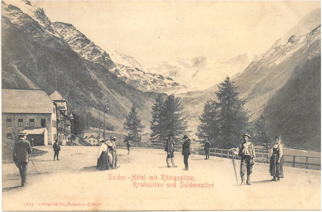 Bergführer warten vor dem Sulden Hotel auf ihre betuchte Kundschaft. 