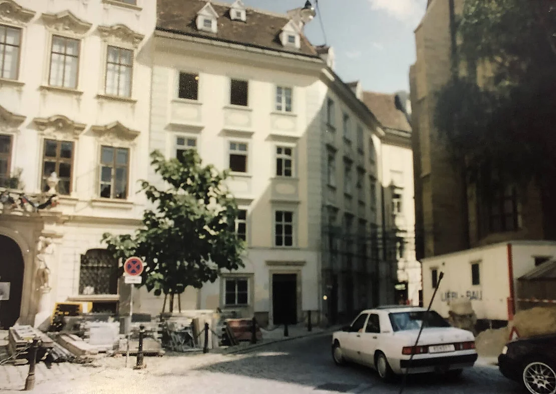 Sanierte Fassade ohne Uhrengehäuse neben dem Haustor, Foto von Rupert Kerschbaum, 2001  