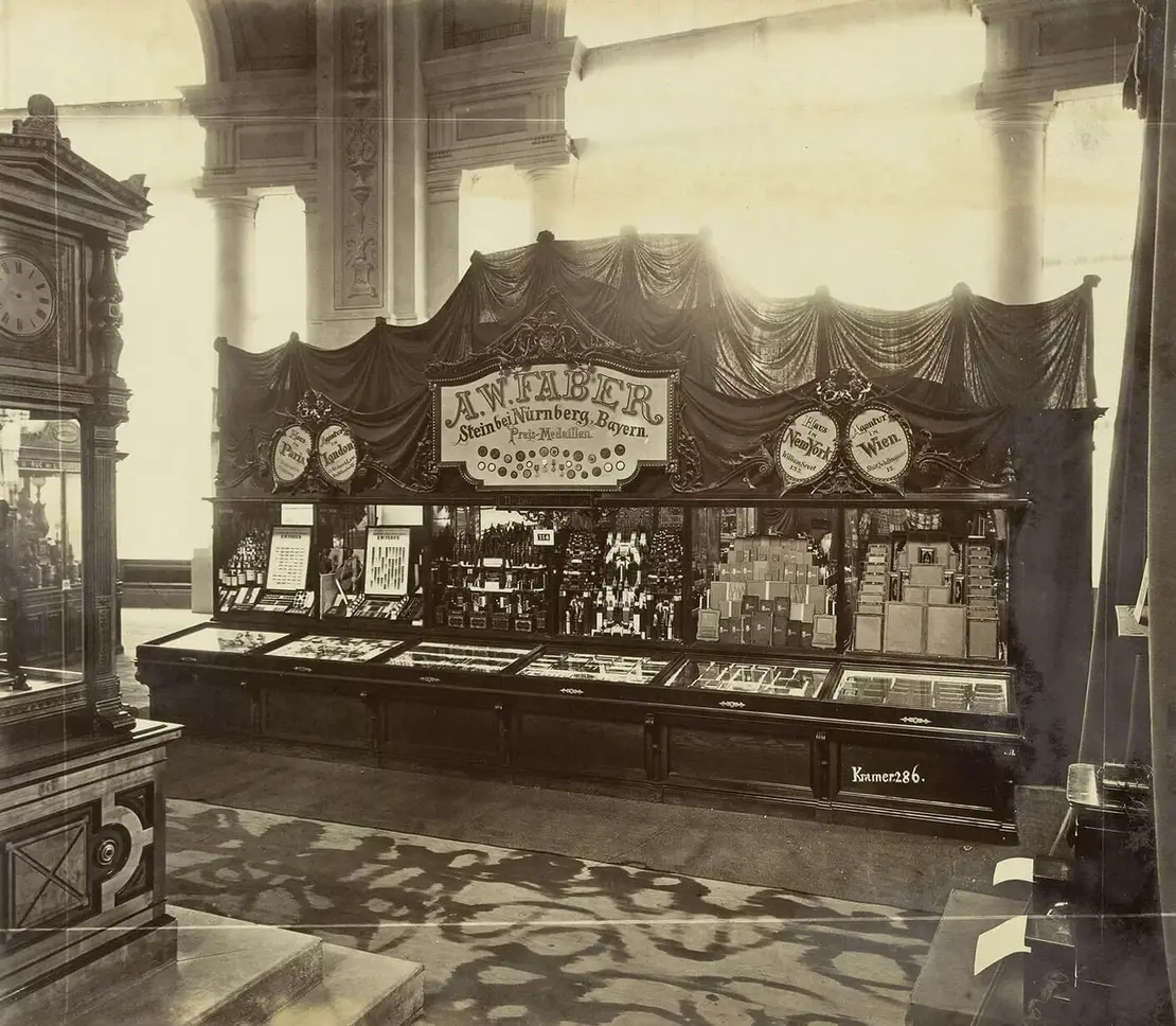 Bleistifte, Zeichen- und Schreibrequisiten von A. W. Faber, Stein bei Nürnberg, auf der Wiener Weltausstellung 1873, Foto: Oscar Kramer, Verlag der Wiener Photographen-Association, Wien Museum   