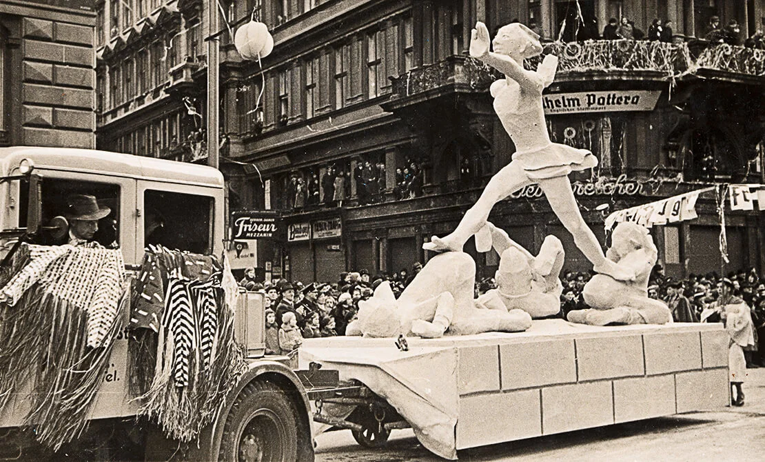 Der Wagen „Die neue Zeit“ beim Wiener Faschingsumzug 1939, Postkarte (Fotografie: H. Schuhmann), Sammlung Wien Museum  