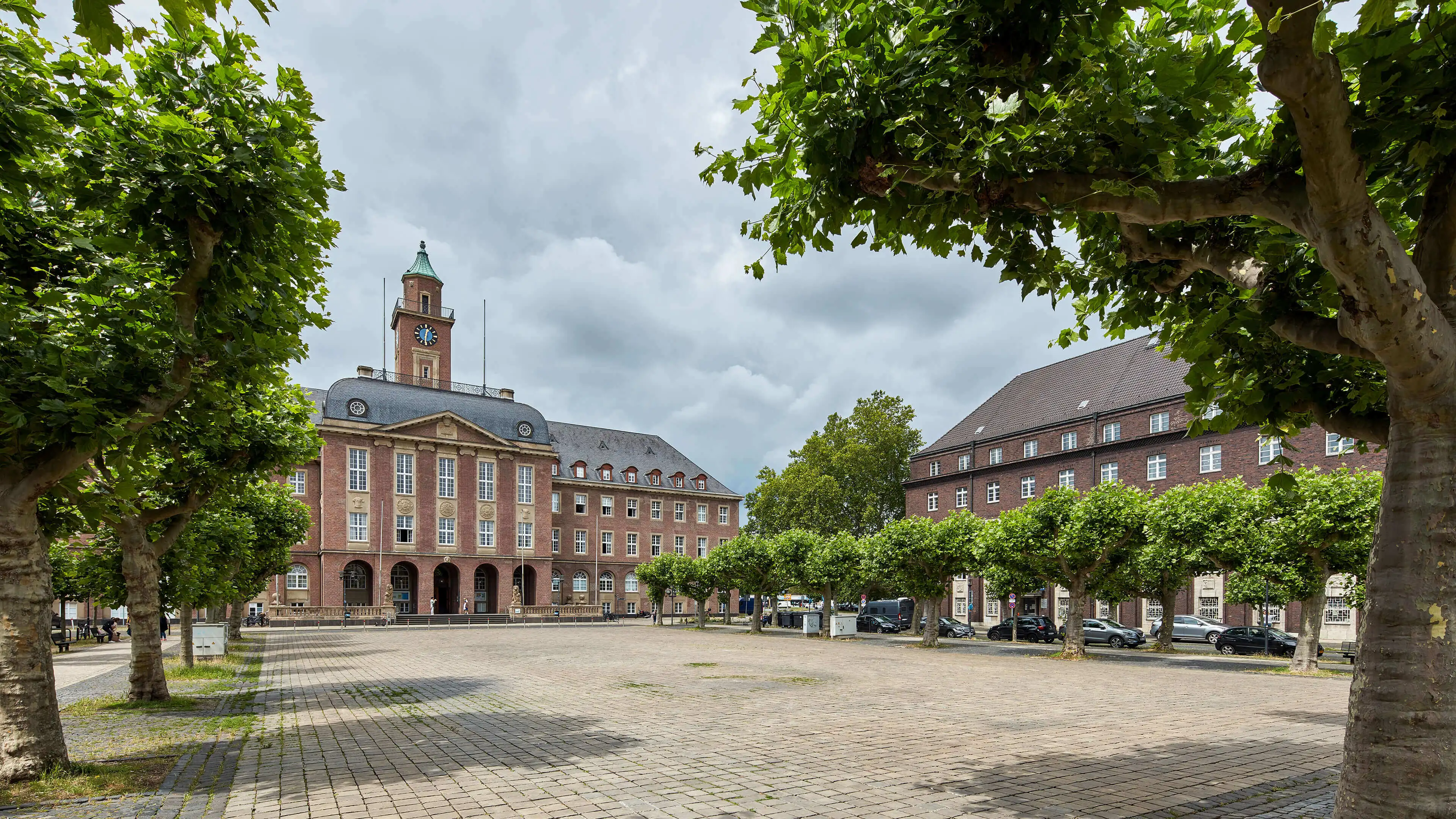 Herne, Marktplatz mit Rathaus. Der Stadtplatz bildet einen Raum des Verweilens – wechselnd vom quirligen Markttreiben zum stillen Flanieren. Foto: Maximilian Meisse