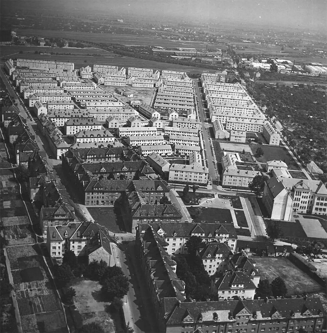  Paradebeispiel für neuen, schnell gebauten Wohnraum mit einfachen Grundrissen: Siedlung Siemensstraße in Floridsdorf, Schrägluftaufnahme, 1956, Foto: Wiener Stadt- und Landesarchiv  