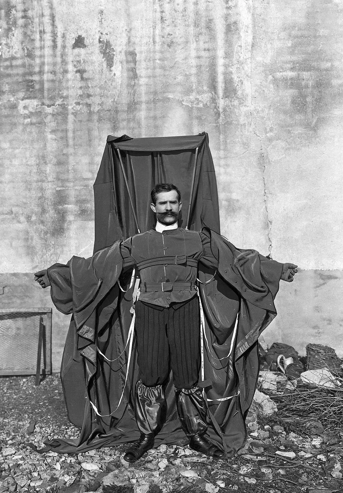 Der Österreicher Franz Reichelt, vom Beruf Schneider, mit einem selbst genähten Fallschirmanzug. Er starb 1912 bei einem Sprung vom Eiffelturm. Foto: APA-Images / Ullstein Bild