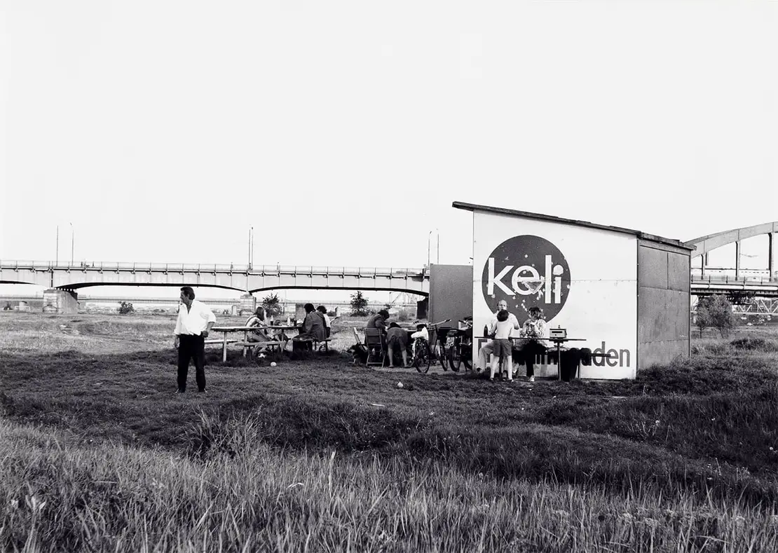 Kiosk im Überschwemmungsgebiet 1973, Foto: Hans Scheugl, Wien Museum, Inv.­Nr. 235991/15  