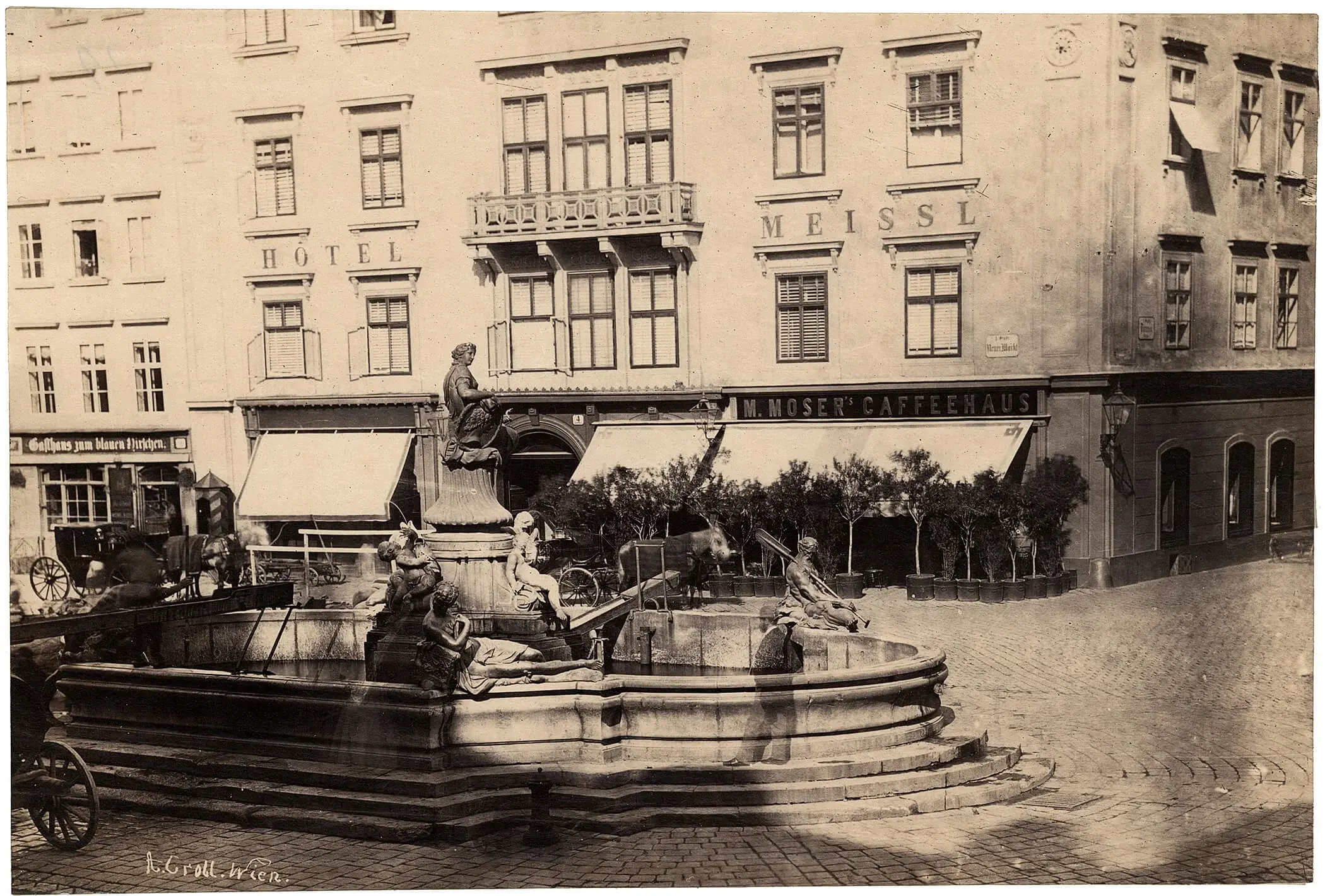 Älteste bekannte Aufnahme des Donnerbrunnens mit den Originalfiguren, im Hintergrund das Hotel Meissl & Schadn, Fotografie (Albuminpapier) von Andreas Groll, um 1865, Architekturmuseum der TU München