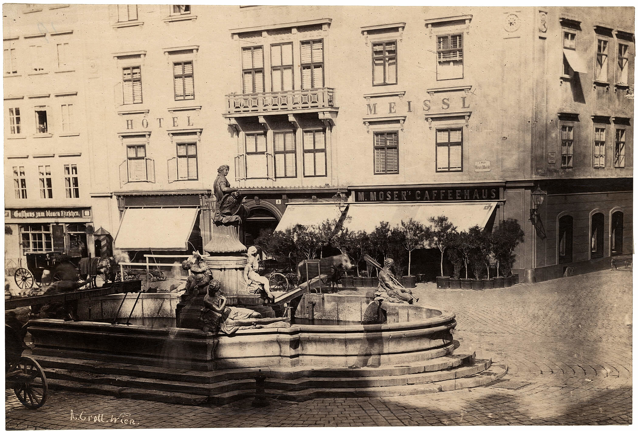 Älteste bekannte Aufnahme des Donnerbrunnens mit den Originalfiguren, im Hintergrund das Hotel Meissl & Schadn, Fotografie (Albuminpapier) von Andreas Groll, um 1865, Architekturmuseum der TU München 