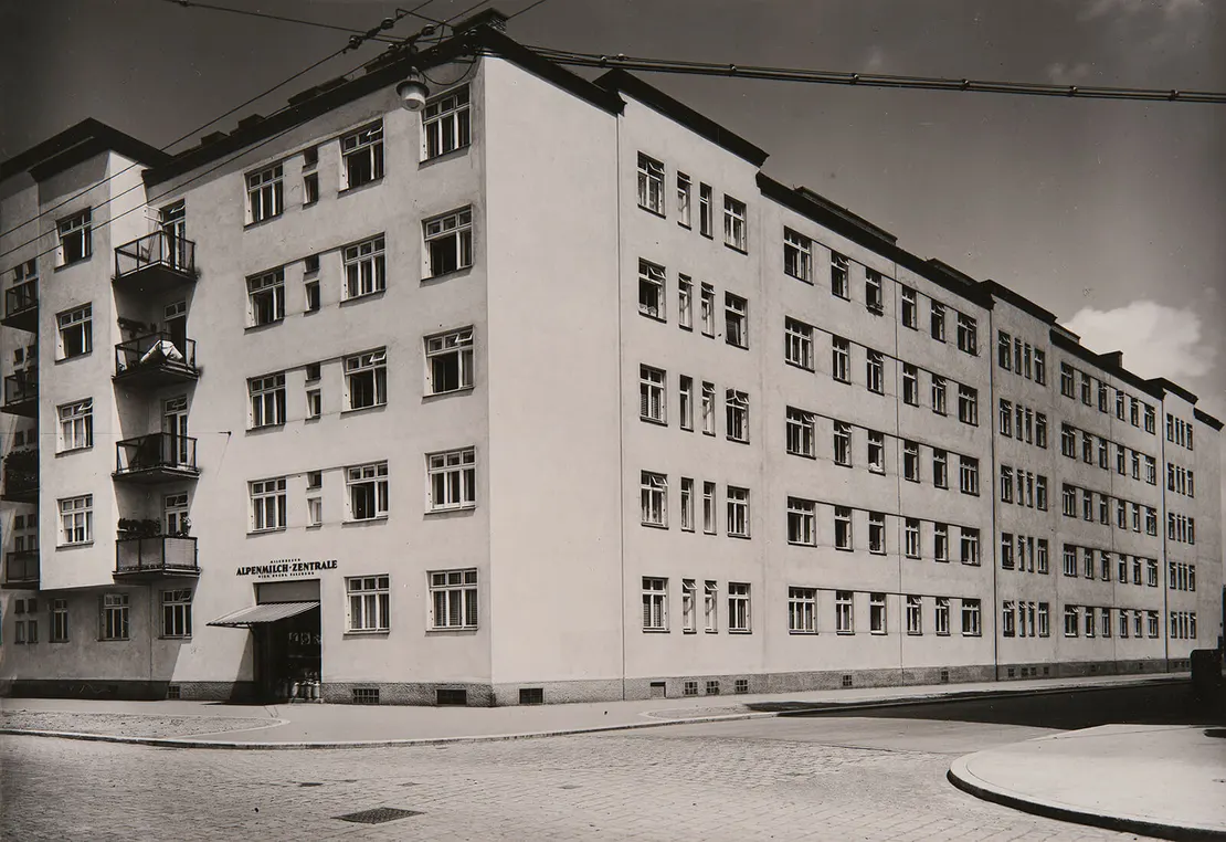 Franz Schacherl: Wohnhausanlage der Gemeinde Wien, Schüttelstraße 5-9 / Laufbergergasse 1 (heute: Franz-Mair-Hof), Foto: Martin Gerlach jun., um 1935, Wien Museum, Inv.-Nr. 59161/2   