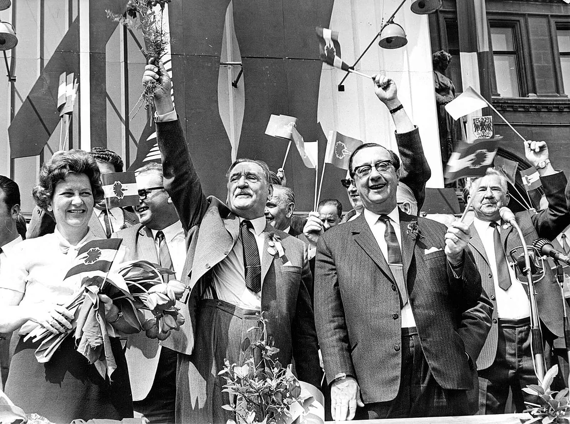 Gertrude Fröhlich-Sandner mit Bürgermeister Bruno Marek und Vizebürgermeister Felix Slavik (von links) beim Maiaufmarsch der SPÖ, um 1970, APA-Images / brandstaetter images / Votava  