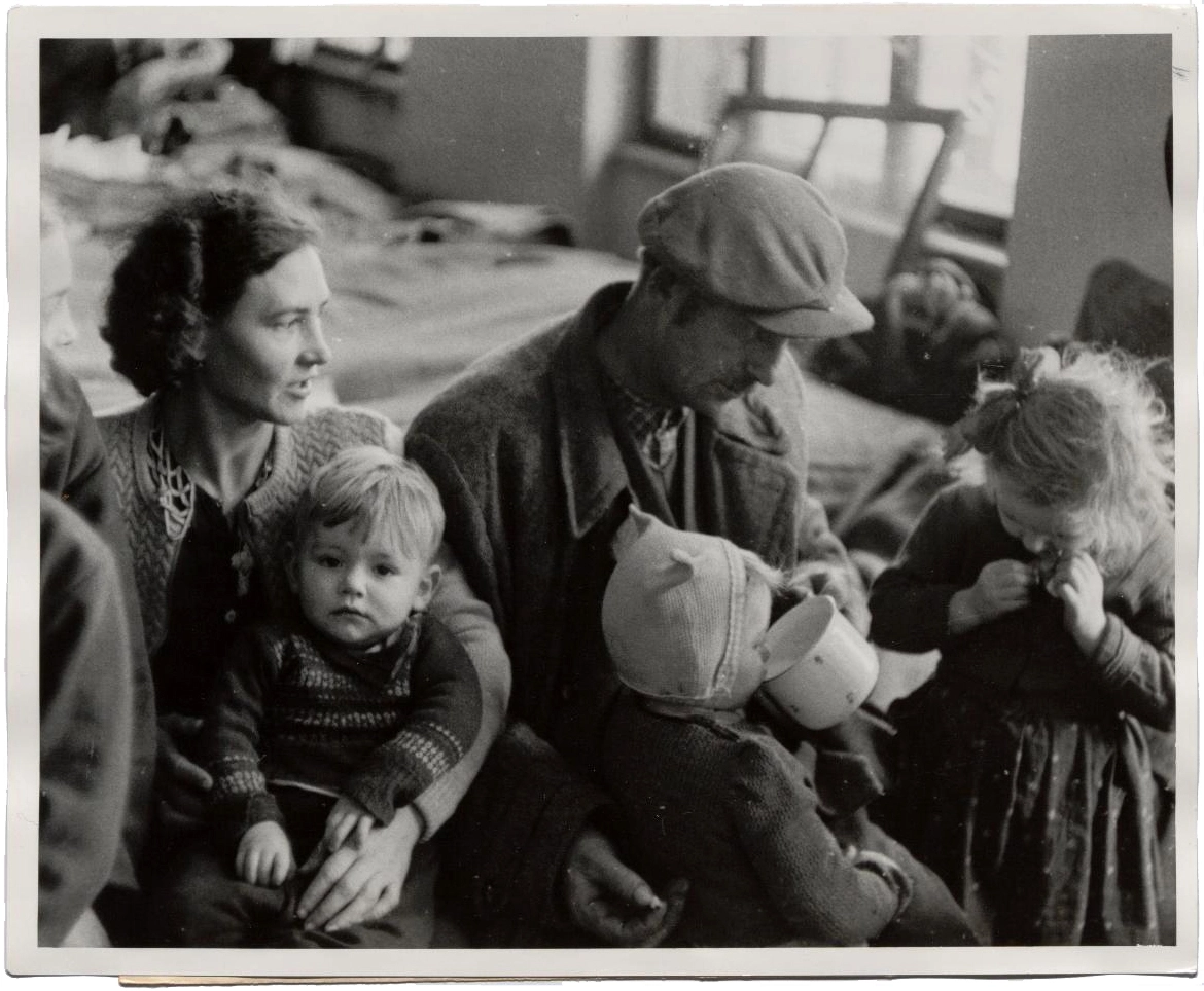 Eine ungarische Familie bei der Ankunft in Traiskirchen, November 1956, Foto: Ernst Hausknost/Wien Museum  