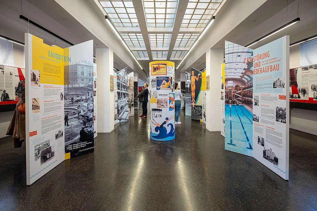 Blick in die Ausstellung „Auch für Nichtschwimmer. 100 Jahre Amalienbad und das Bäderwäsen im Roten Wien“ im Waschsalon, Foto: Manuel Domnanovich