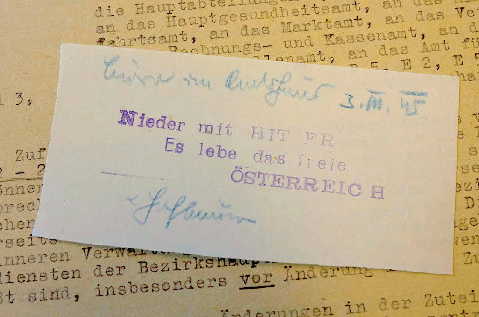 Der am 3. März 1945 als Einlegezettel verwendete Flugzettel mit der Botschaft: „Nieder mit HITLER. Es lebe das freie ÖSTERREICH.“ Quelle: WStLA, Magistratsdirektion, Präsidialbüro, A2004 (prov.) – Stadtsyndikus, Kt. 9 (vorher: Magistratsdirektion, A7 – Stadtsyndikus)  