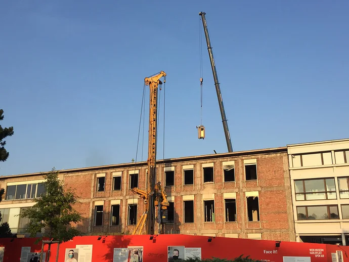 Der historische Aufzug des Oswald Haerdtl-Gebäudes wird per Kran ausgebracht - um später an anderer Stelle wieder eingebaut zu werden. Foto: Konstanze Schäfer