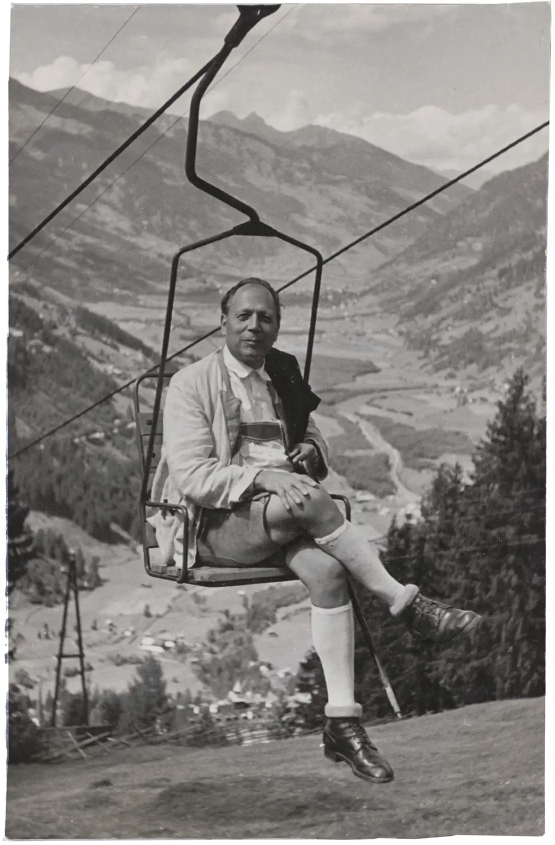 Erhard Buschbeck auf einem Sessellift mit rückseitiger Widmung „Zwischen Erde und Himmel, Badgastein 1950“. Wienbibliothek im Rathaus