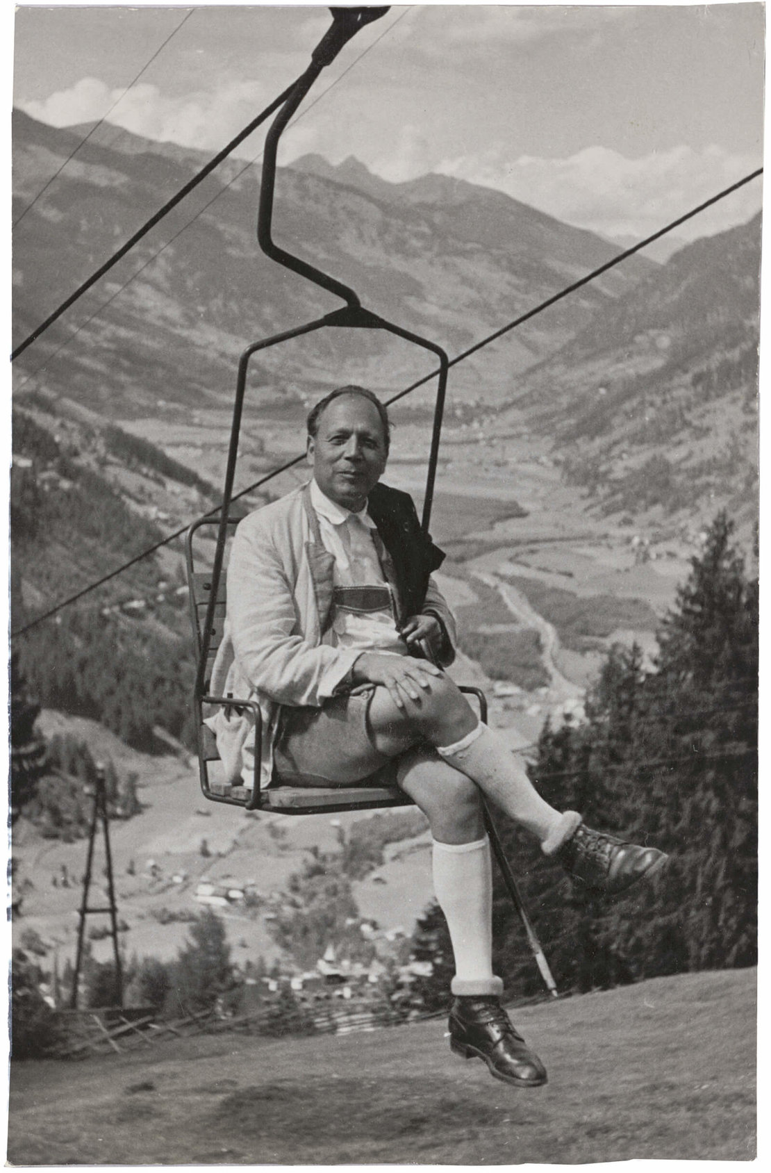 Erhard Buschbeck auf einem Sessellift mit rückseitiger Widmung „Zwischen Erde und Himmel, Badgastein 1950“. Wienbibliothek im Rathaus 