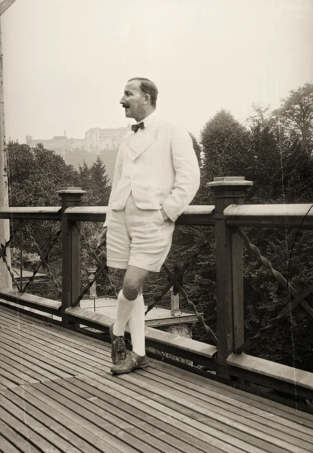 Stefan Zweig auf der Terrasse seines Hauses am Kapuzinerberg, Salzburg, um 1933. Archiv Setzer-Tschiedel / Imagno / picturedesk.com