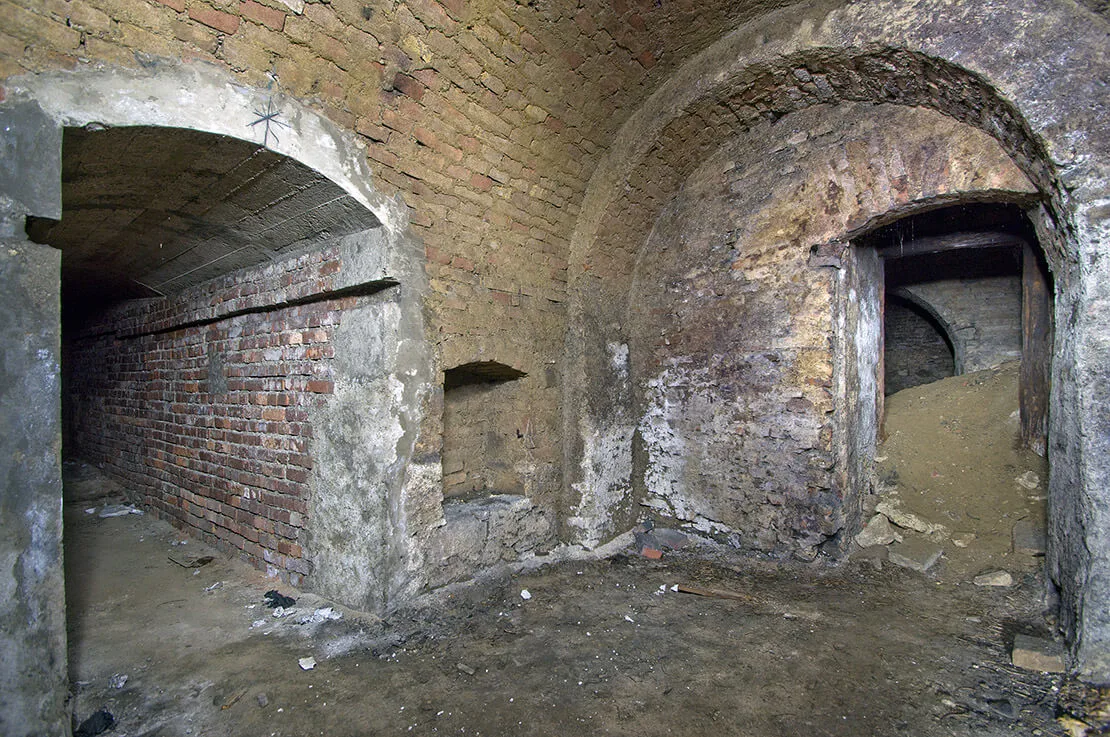 Verbindungsgang zwischen zwei Luftschutzkellern, wie er während des Zweiten Weltkrieges üblich war. Angelegt wurden die Verbindungsgänge von Zwangsarbeitern. Foto: Thomas Keplinger  