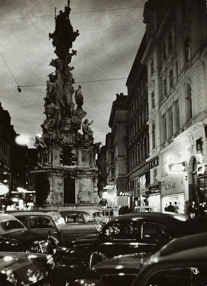 Leo Jahn-Dietrichstein: Parkende Autos bei der Pestsäule, um 1955, Wien Museum