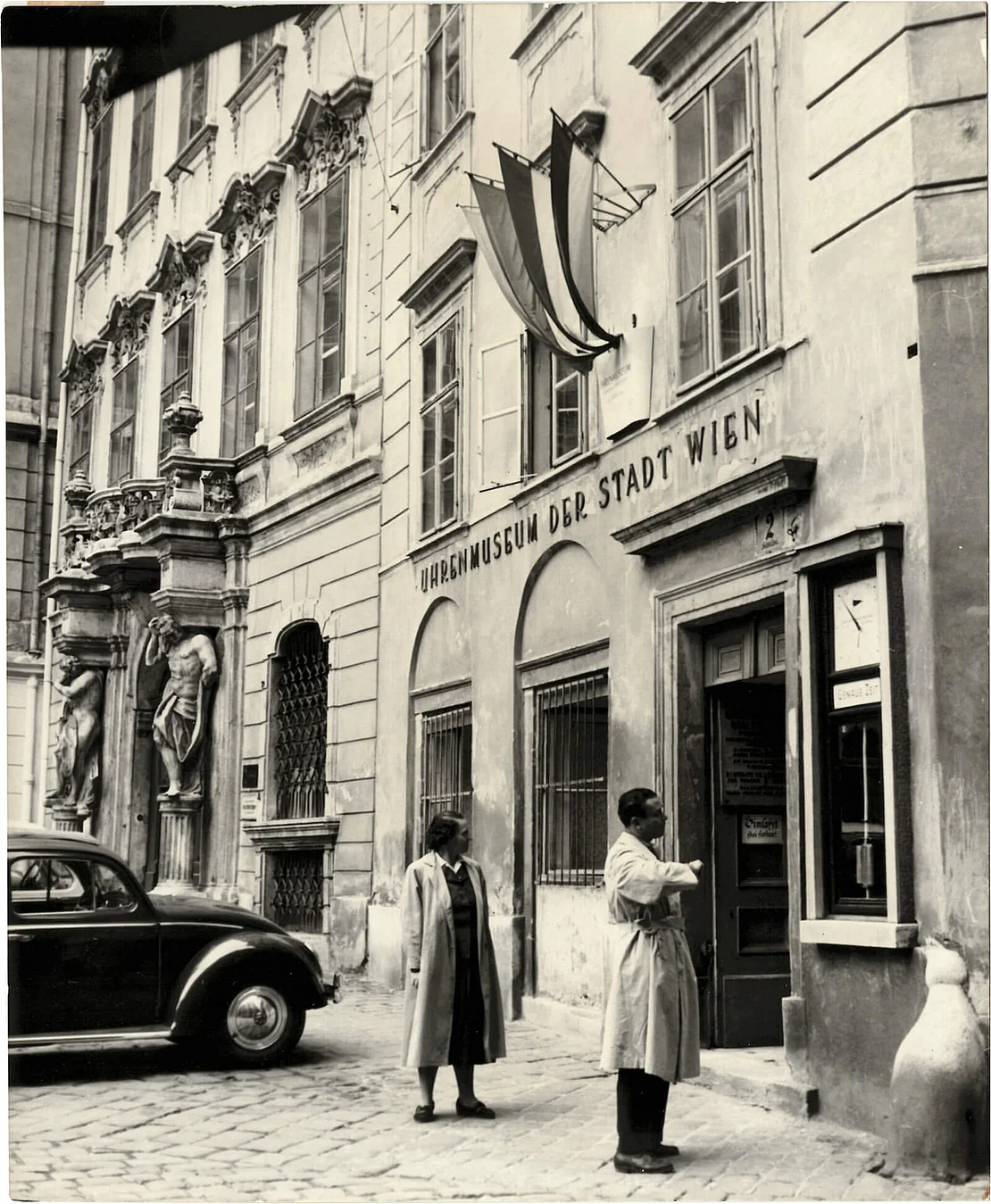Der Regulator am Haustor als wichtiger öffentlicher Zeitmesser auch nach dem Zweiten Weltkrieg. Foto von Foto-Atelier Dorothea Broessler, 2. November 1958  