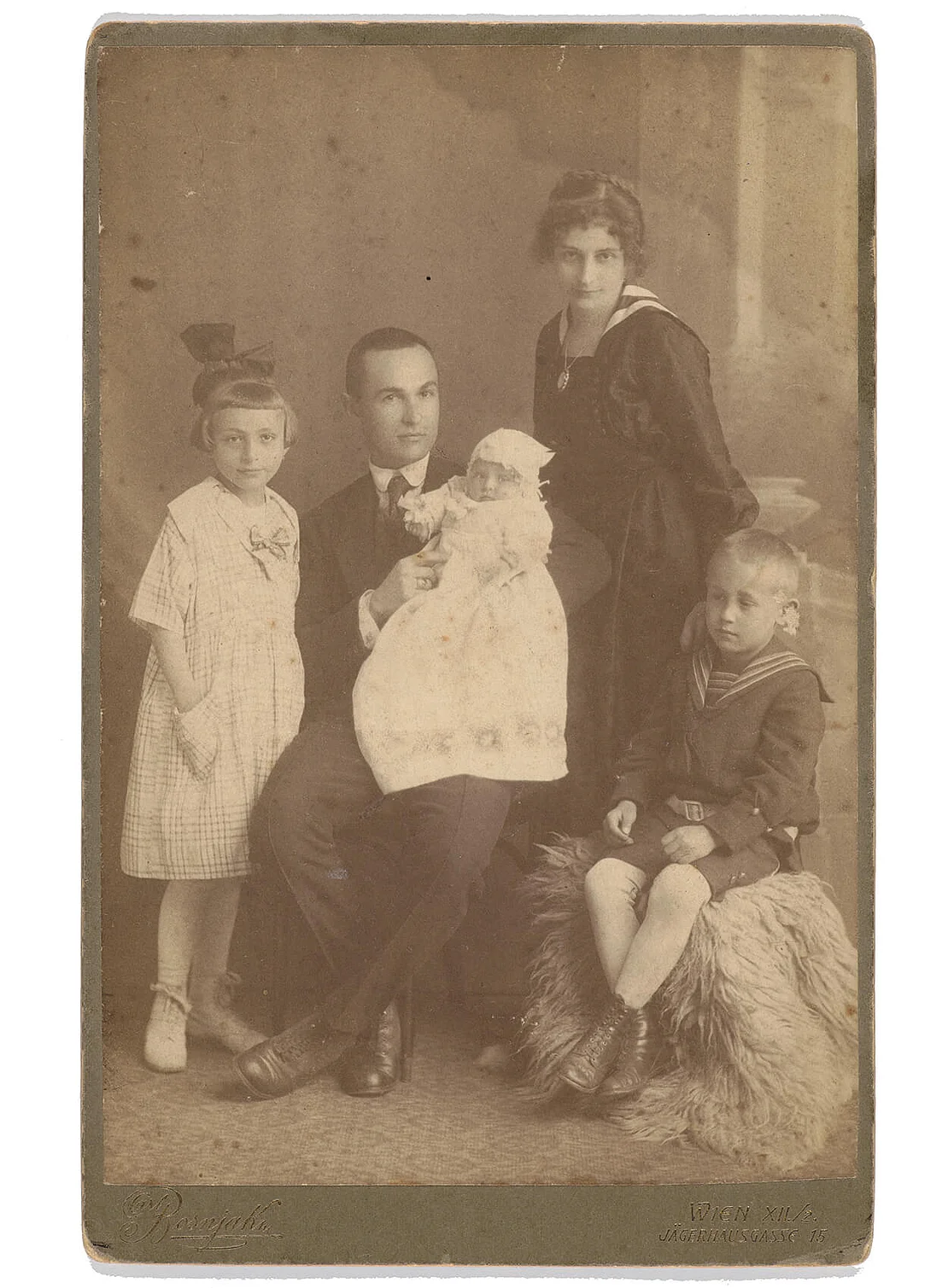 Anton und Gerti Peschka mit ihren Kindern Gerti, Susi und Anton jun., 1921, Foto: Carl Bosnjak, Wien Museum, Inv.-Nr. 317732  