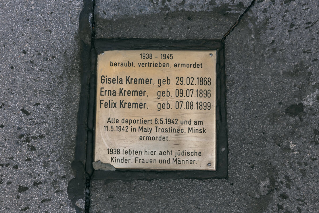 Stein des Gedenkens vor dem Hauseingang Hohlweggasse 1 mit den Namen von Ilse Aichingers Großmutter, ihrer Tante und ihrem Onkel, Foto: Elodie Grethen 