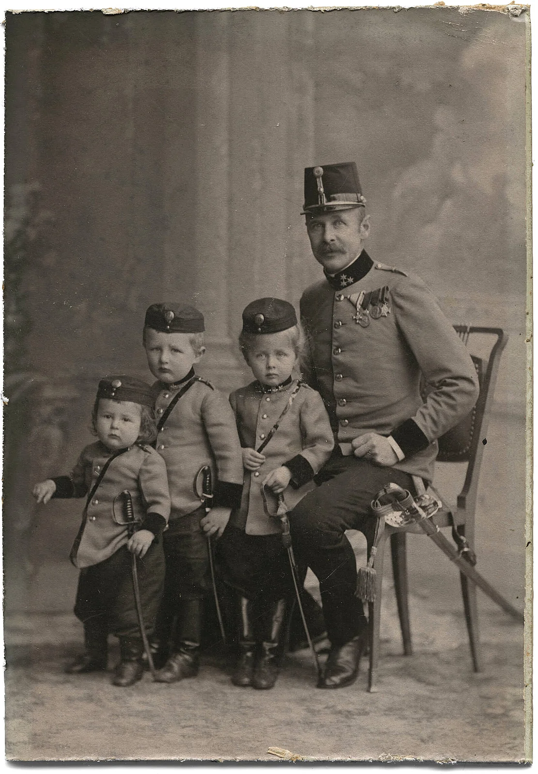 Graf Franz Schaffgotsche mit seinen drei ältesten Kindern Johanna, Franzi und Wetti. Das Bild wurde im Wiener Salonblatt vom 28. Oktober 1905 veröffentlicht. © Michael Huey und Familienarchiv Witt-Dörring