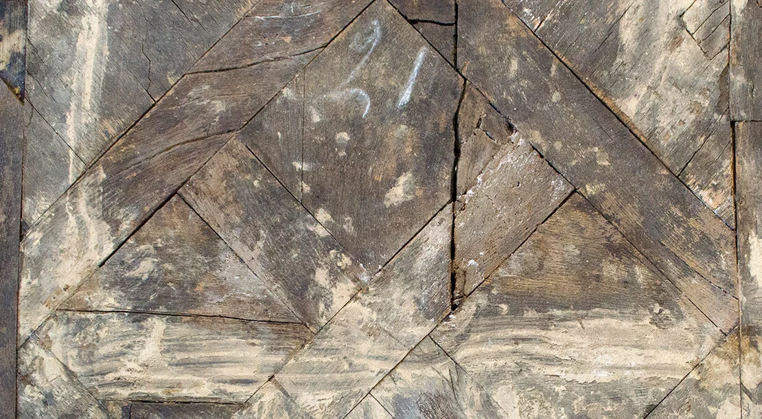 Platte mit historischen Putzresten eines Ofens, Foto: Karin Maierhofer  