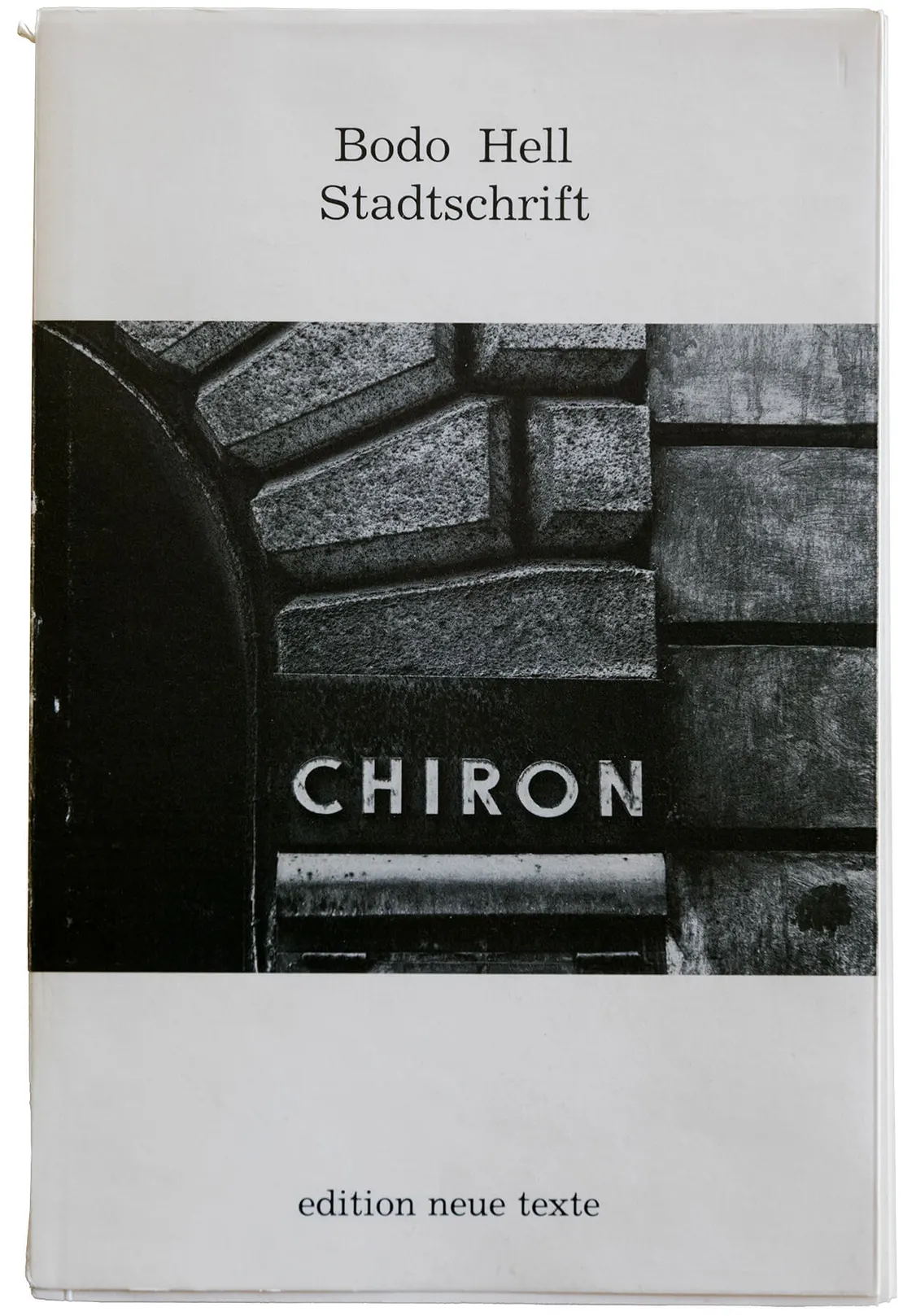 Cover der Originalausgabe, 1983. Mit „Chiron“ war nicht der antike Kentaur und Lehrer Achills gemeint, sondern die Niederlassung einer deutschen Pumpenfirma in der Burggase, Repro: Elodie Grethen