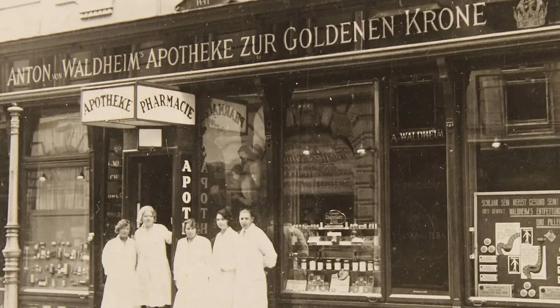 Himmelpfortgasse 14, Apotheke zur goldenen Krone mit dem Portalvorbau von 1903 und einem Windfang von Franz Gessner von 1922, Fotografie um 1925, Austrian Archives / brandstaetter images / picturedesk.com  