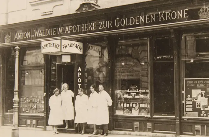 Himmelpfortgasse 14, Apotheke zur goldenen Krone mit dem Portalvorbau von 1903 und einem Windfang von Franz Gessner von 1922, Fotografie um 1925, Austrian Archives / brandstaetter images / picturedesk.com