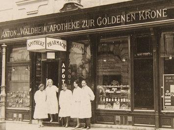 Leopold Kupelwiesers Geschäftsschild der Apotheke zur goldenen Krone