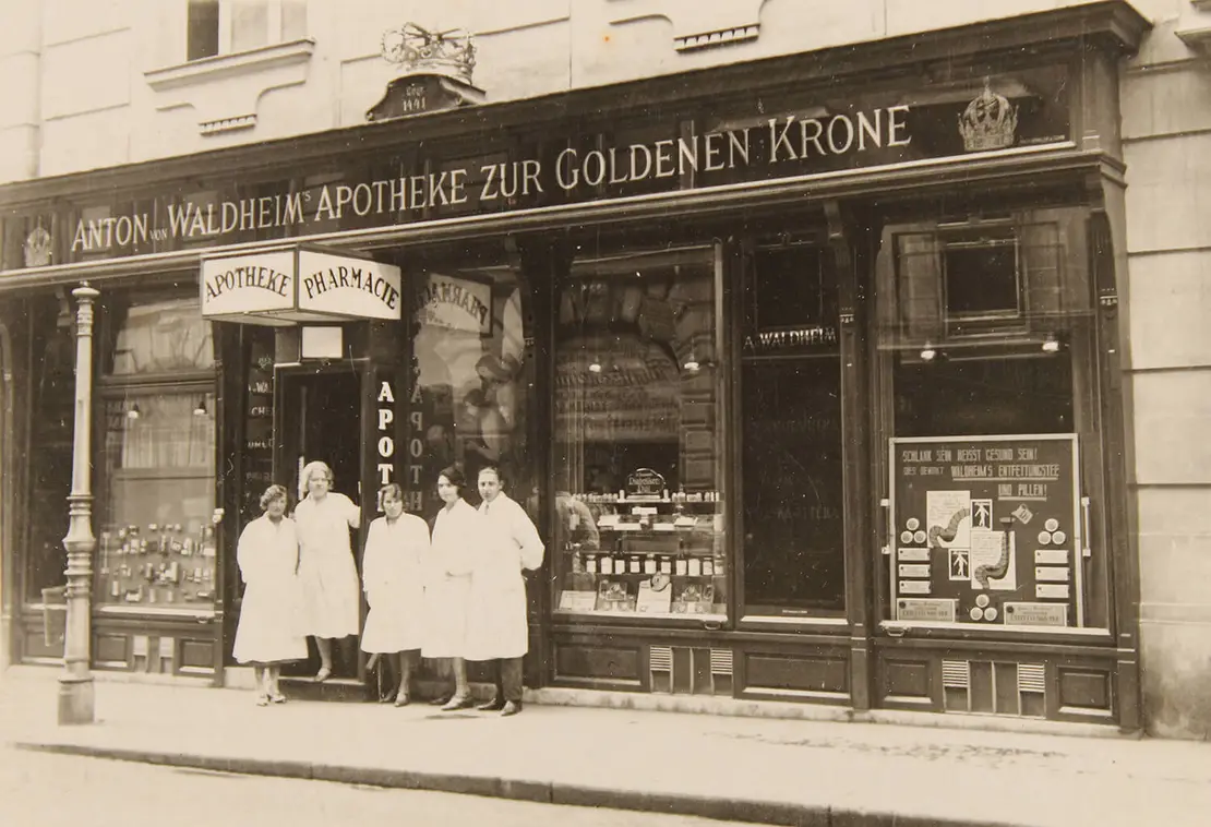 Himmelpfortgasse 14, Apotheke zur goldenen Krone mit dem Portalvorbau von 1903 und einem Windfang von Franz Gessner von 1922, Fotografie um 1925, Austrian Archives / brandstaetter images / picturedesk.com  