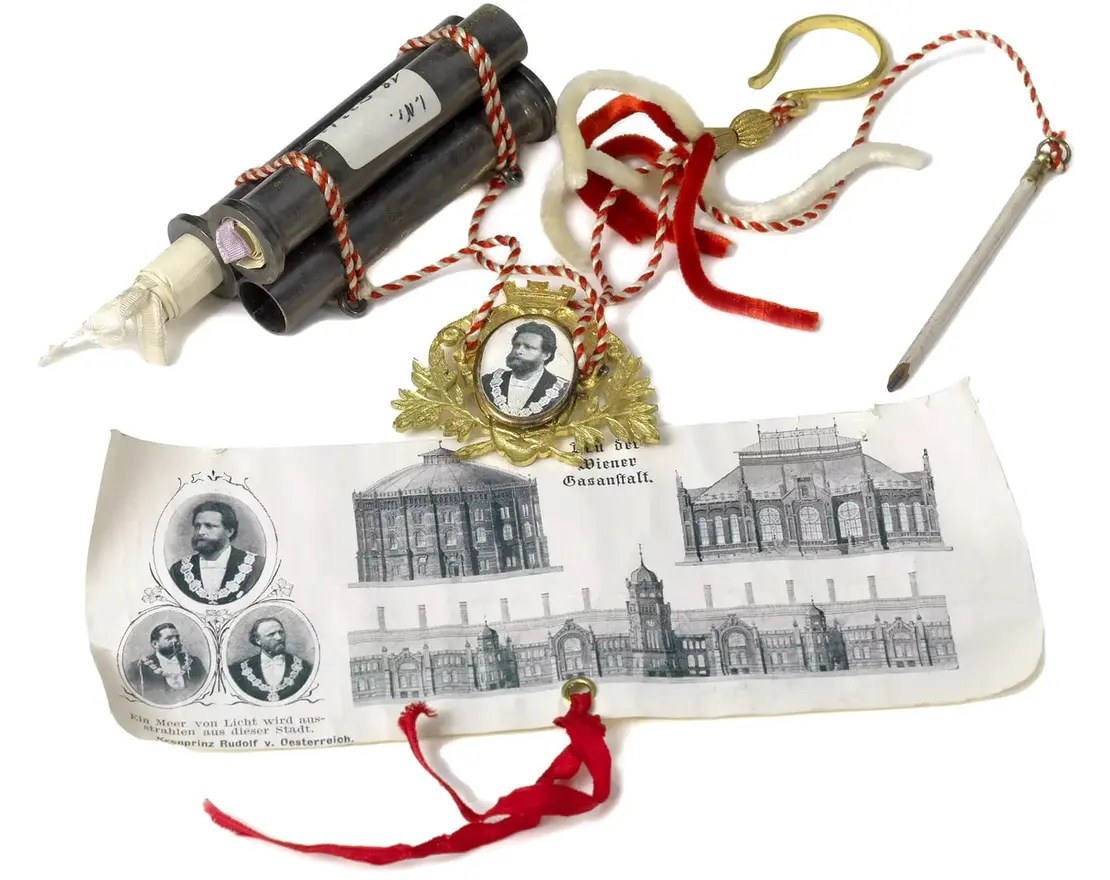 August Klein von Ehrenwalten (Hersteller), Damenspende vom Landstraßer Bürgerball in Form von Gasrohren und Wappen der Stadt Wien mit Porträt von Bürgermeister Dr. Karl Lueger, 1898, Foto: Birgit und Peter Kainz, Wien Museum   